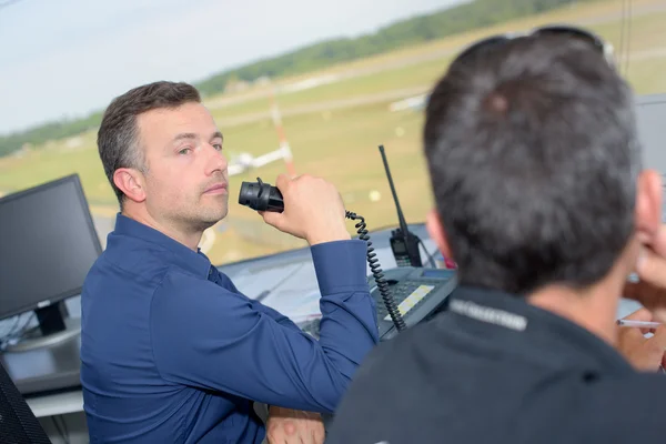 Due uomini che lavorano nella torre di controllo dell'aeroporto — Foto Stock