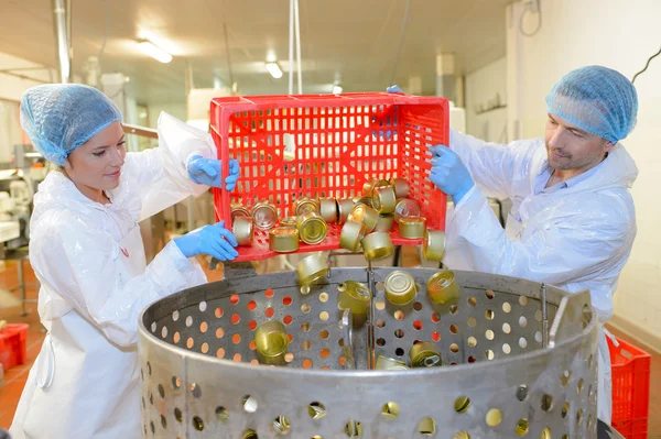 Trasformazione alimentare e giovane — Foto Stock