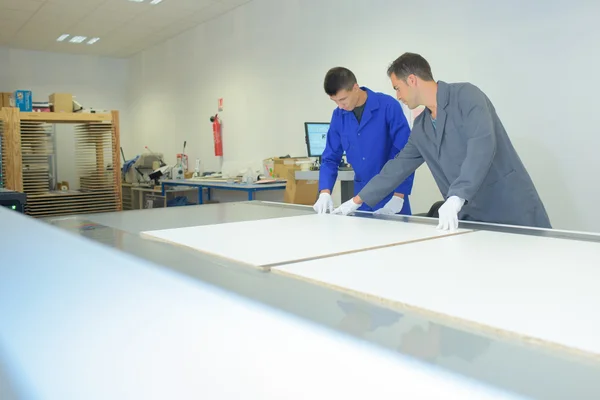 Twee mannen aan het werk in printers — Stockfoto