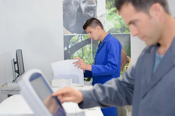 Tecnici e due uomini — Foto Stock