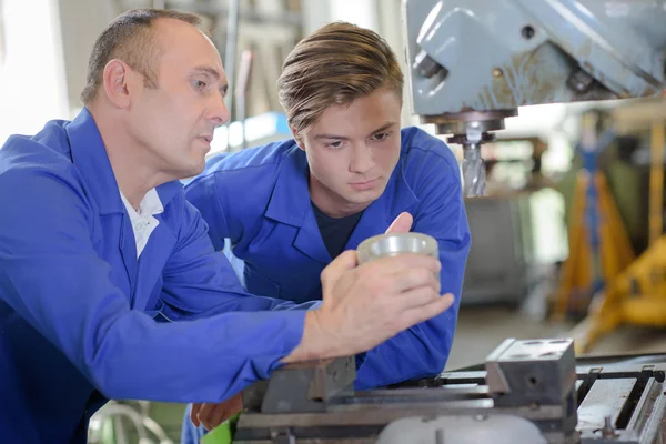 Mannen in de werkplaats — Stockfoto