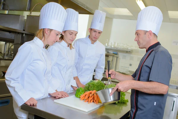 In de keuken en de man — Stockfoto