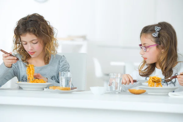 Niños comiendo pasta y niñas — Foto de Stock