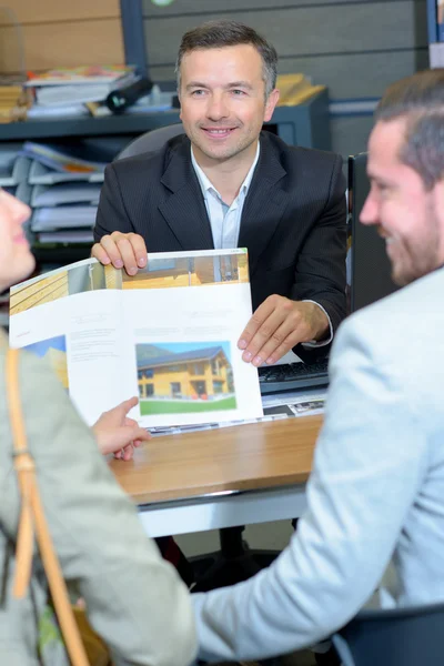 Agente imobiliário e homem — Fotografia de Stock