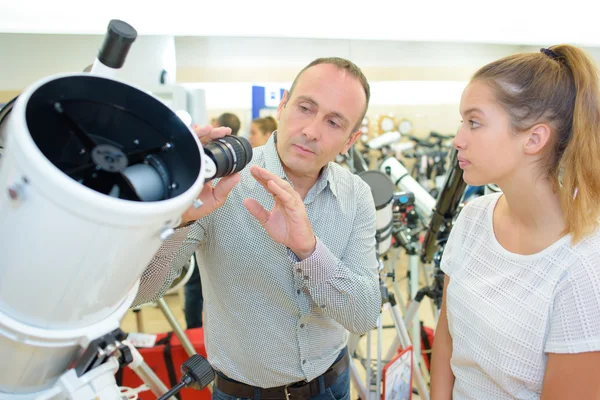 Homem segurando lente de telescópio poderoso — Fotografia de Stock