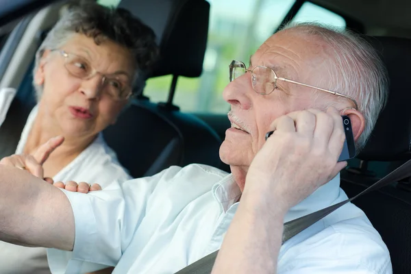 Handy während der Fahrt benutzen — Stockfoto