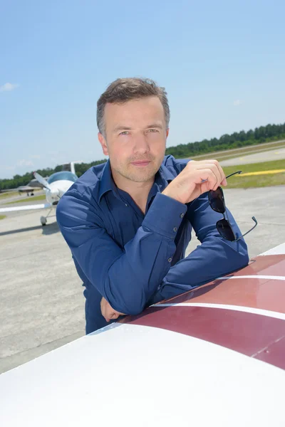 Homme appuyé sur l'avion — Photo