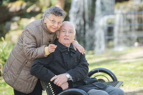 Ηλικιωμένο ζευγάρι στο πάρκο — Φωτογραφία Αρχείου