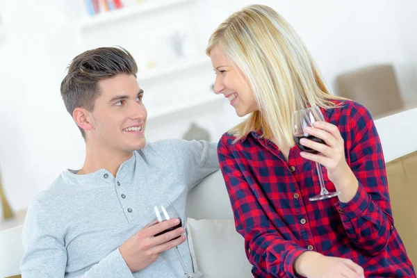 Couple romantique buvant du vin sur un canapé — Photo