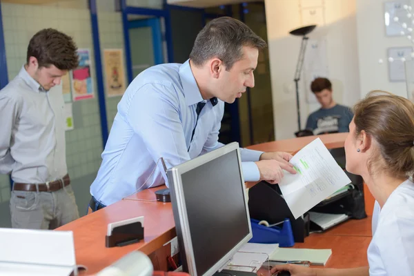 Client showing a paper — Stock Photo, Image