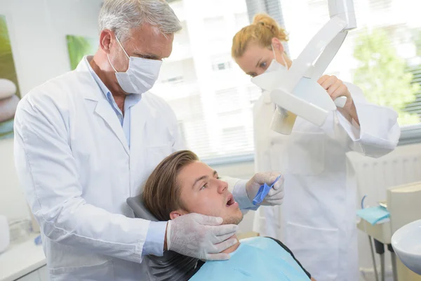 Jovem fazendo check-up dentário — Fotografia de Stock