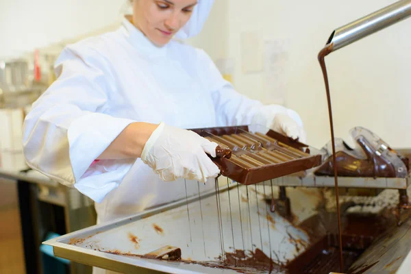 Chef femenino trabajando con chocolate líquido — Foto de Stock