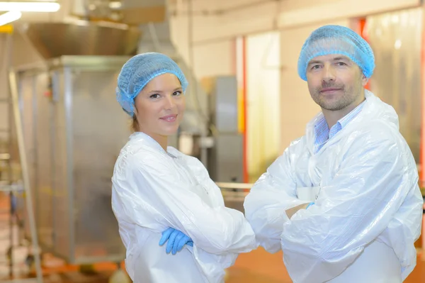 Dois trabalhadores da fábrica ficaram de braços cruzados — Fotografia de Stock