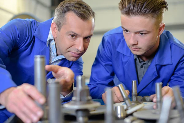 Männer in der Werkstatt — Stockfoto