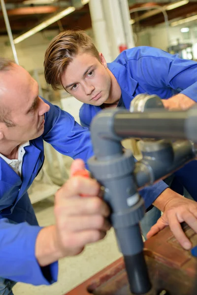 Überprüfung des Messgeräts und des Menschen — Stockfoto