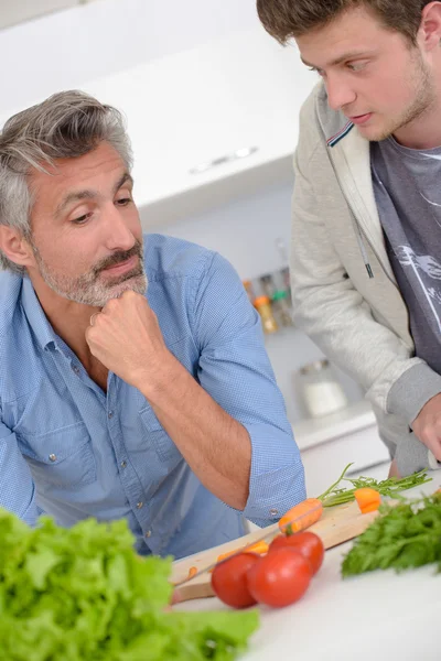 Küchengespräch und Mann — Stockfoto