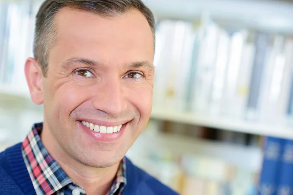 Hombre sonriendo y hombre — Foto de Stock