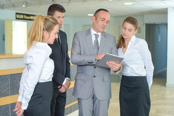 Man met een Tablet PC — Stockfoto