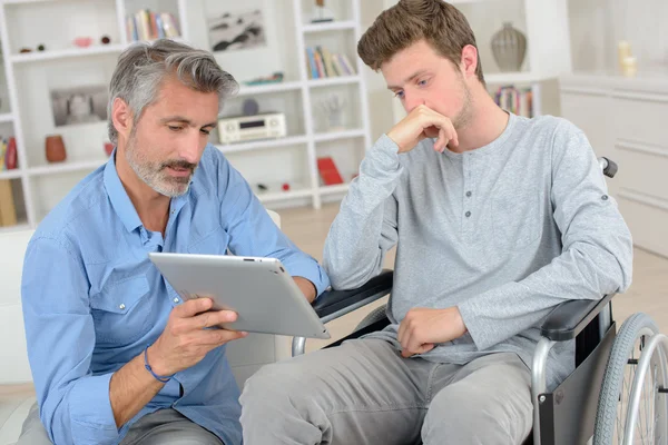 Jeune homme en fauteuil roulant — Photo