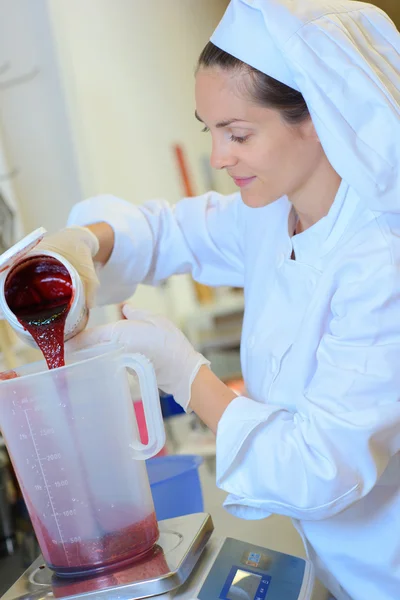 Trabalhador de alimentos de fábrica e único — Fotografia de Stock