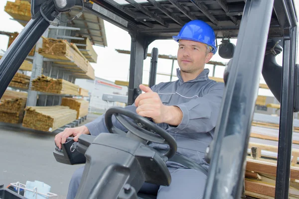 Uomo alla guida di un carrello elevatore — Foto Stock