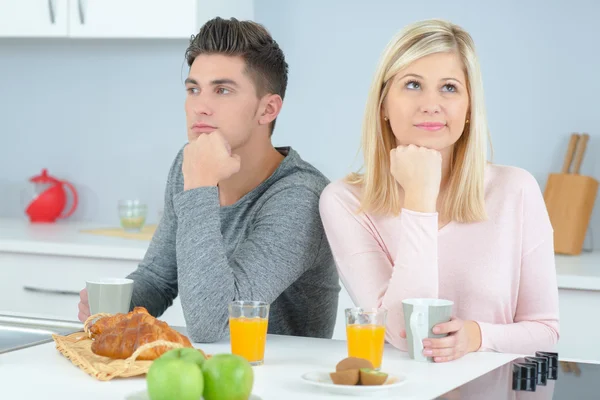 Пара в поганому настрої на кухні — стокове фото