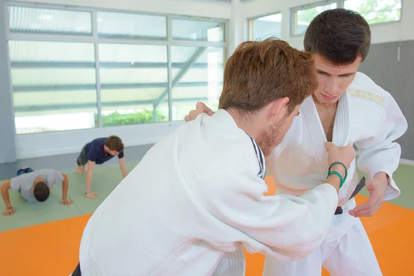 Dos hombres en combate de artes marciales — Foto de Stock