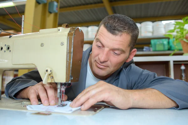 Nähmaschine und Mensch — Stockfoto