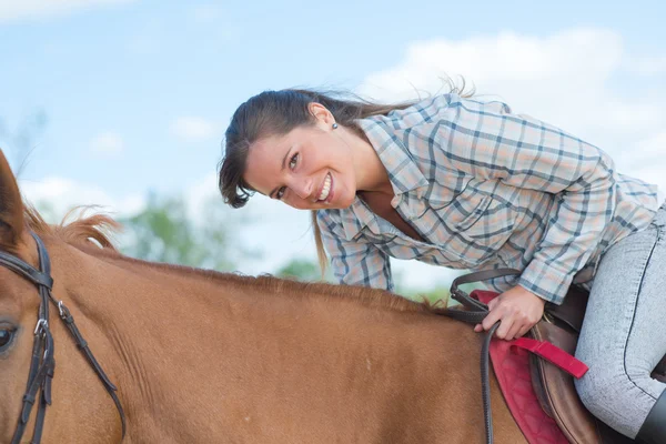 Женщина на вершине лошади — стоковое фото