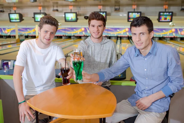 Hommes dans le centre de bowling — Photo