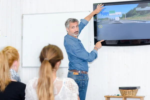 Fahrlehrer erklärt Straßentheorie — Stockfoto