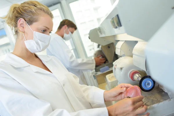 Técnico dental en la formación de prótesis dentales — Foto de Stock