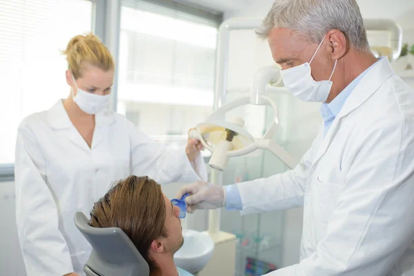 Clinica dentale e uomo — Foto Stock