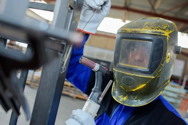 Man in the factory with mask — Stock Photo, Image