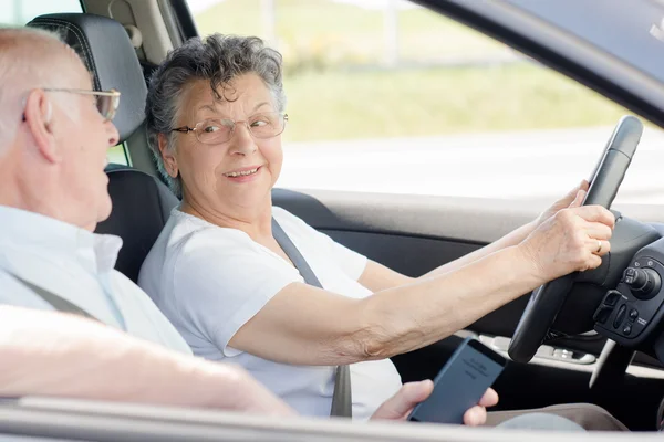 Bejaarde echtpaar reizen en vrouw — Stockfoto