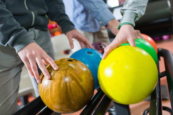 Primo piano degli uomini che scelgono la loro palla da bowling — Foto Stock