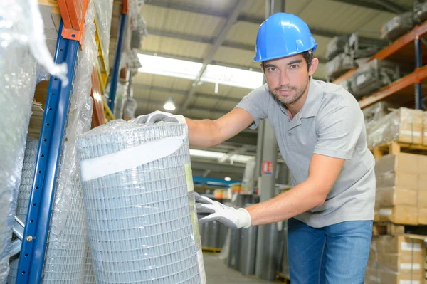 Werknemer in een magazijn — Stockfoto