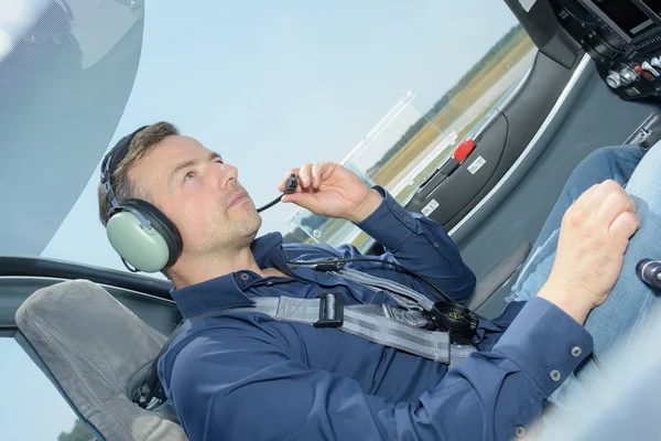 Piloto usando fone de ouvido com microfone — Fotografia de Stock