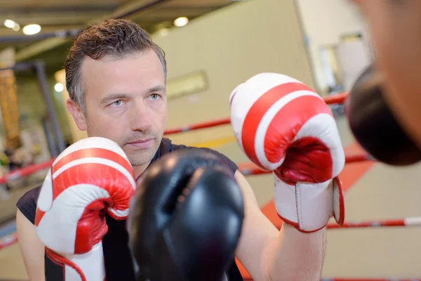 Entrenador de boxeo y hombre — Foto de Stock