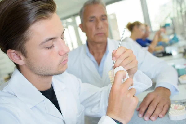 Técnico dental certificado y hombre — Foto de Stock