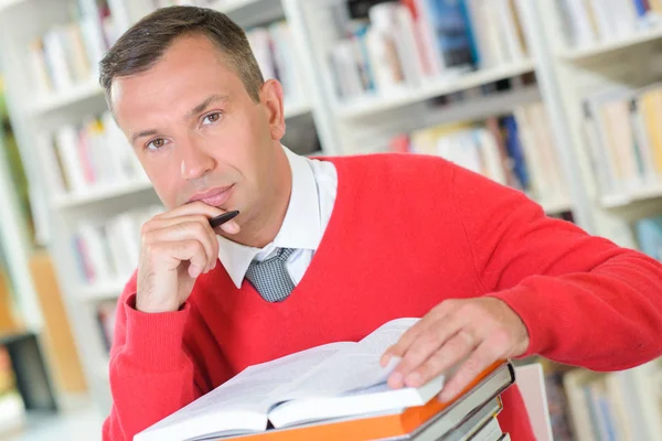 Facendo ricerca e uomo — Foto Stock