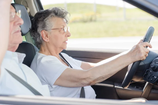 Bejaarde vrouw rijden en vrouw — Stockfoto