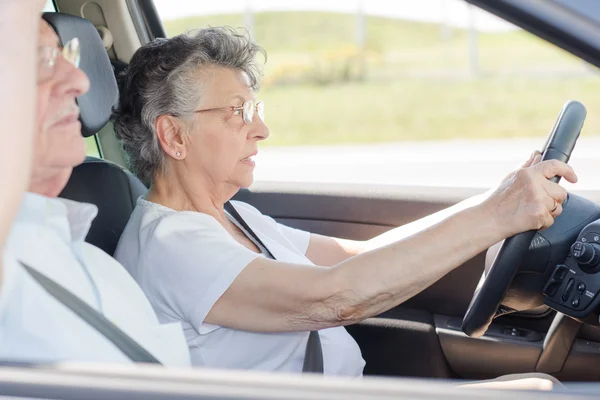 Anciana conduciendo y mujer —  Fotos de Stock