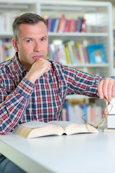Man with book and man — Stock Photo, Image