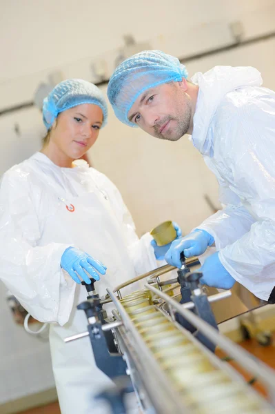 Two operatives working on a conveyor line — Stock Photo, Image