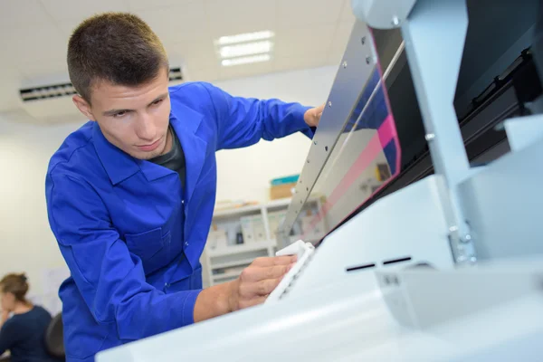 Stampa industriale e uomo — Foto Stock