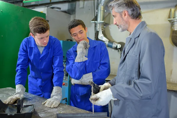 Fokussierte Lehrlinge und Menschen — Stockfoto