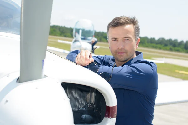Man leaning on aircraft — Stock Photo, Image