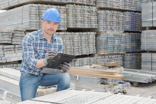 Workman ficou com lajes de concreto fundido — Fotografia de Stock