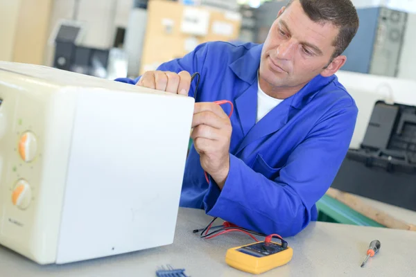 Man tot vaststelling van een magnetron-oven — Stockfoto